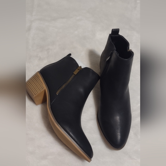 Shoes - Women boots size 6.5